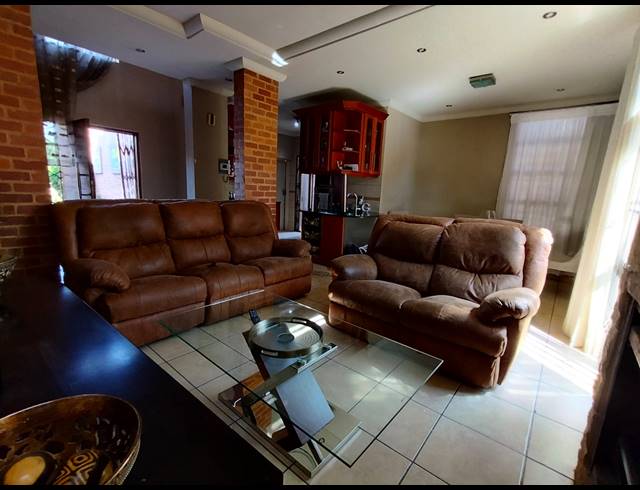 3 BEDROOM TOWNHOUSE FOR SALE IN CASHAN